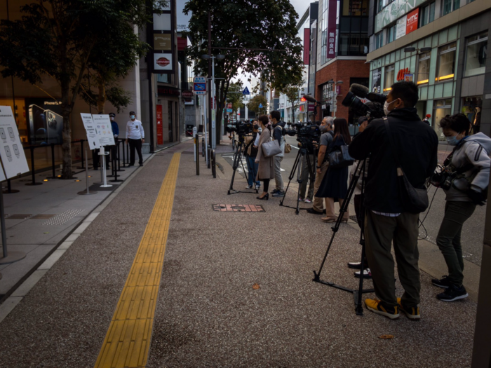 Quang canh diu hiu trong ngay dau tien mo ban iPhone 12-Hinh-3