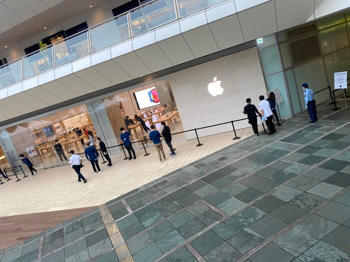 Quang canh diu hiu trong ngay dau tien mo ban iPhone 12-Hinh-12