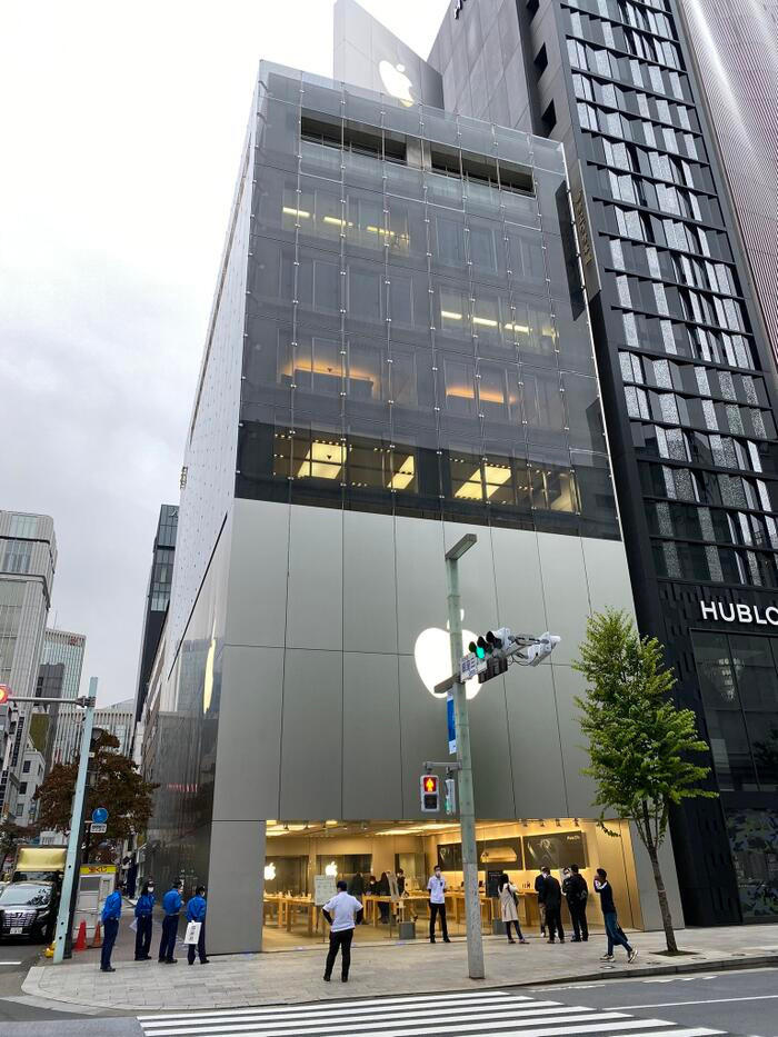 Quang canh diu hiu trong ngay dau tien mo ban iPhone 12-Hinh-9