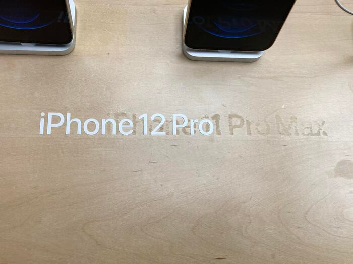 Quang canh diu hiu trong ngay dau tien mo ban iPhone 12-Hinh-5