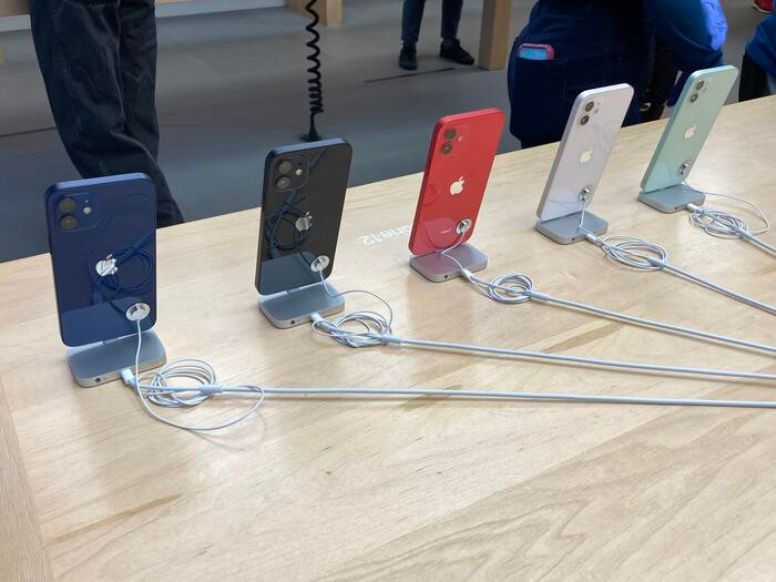 Quang canh diu hiu trong ngay dau tien mo ban iPhone 12-Hinh-7