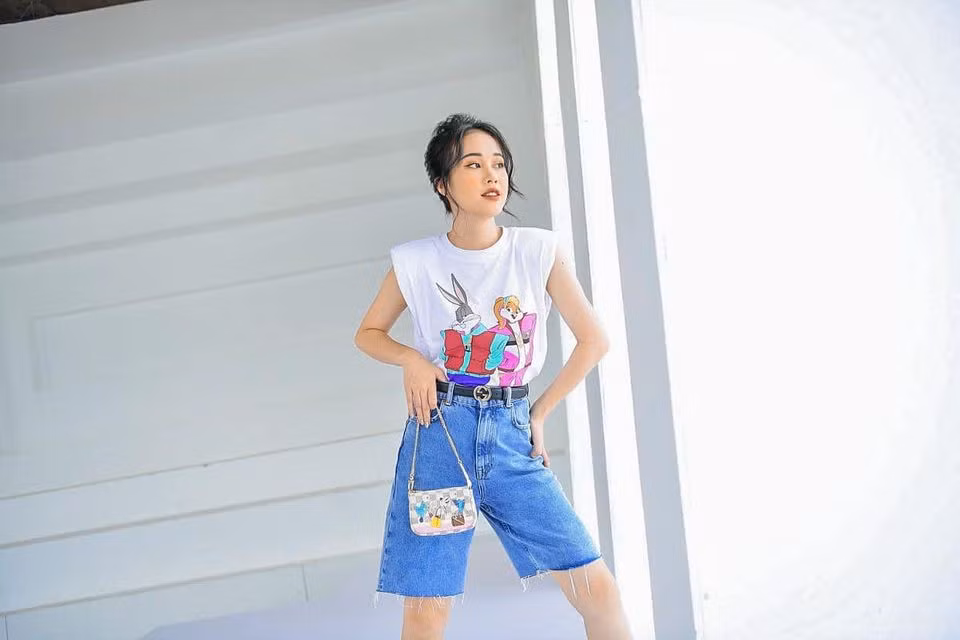 Mai Phương đã làm việc tại Đài Truyền hình Việt Nam được hơn 1 năm. Cô nàng này từng quen mặt với các fan của chương trình Bữa Trưa Vui Vẻ trên VTV6.