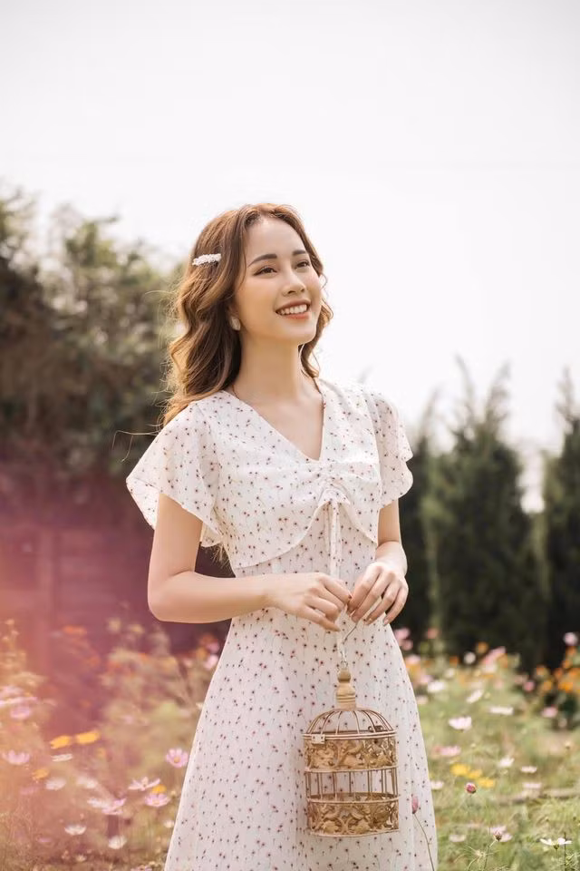 Ngô Thị Mai Phương (sinh năm 1997) từng tốt nghiệp Đại học Khoa học Xã hội và Nhân văn (Hà Nội). Cô gái này gây chú ý vì gương mặt xinh đẹp không góc chết, đồng thời đây là nữ MC VTV duy nhất tham gia cuộc thi sắc đẹp này.