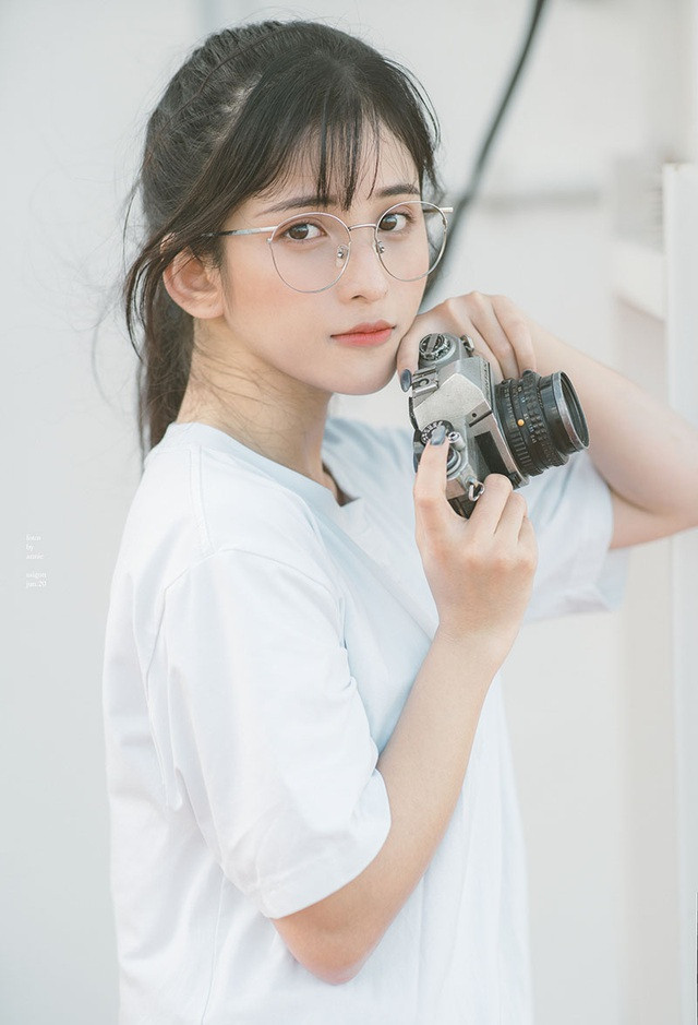 Ngoài thời gian học Huỳnh Thư thường đi chụp ảnh, quay clip,... sau đó nếu còn thời gian cô nàng sẽ tập nhảy, vẽ những bức tranh nhỏ nhiều màu sắc, làm đồ thủ công.