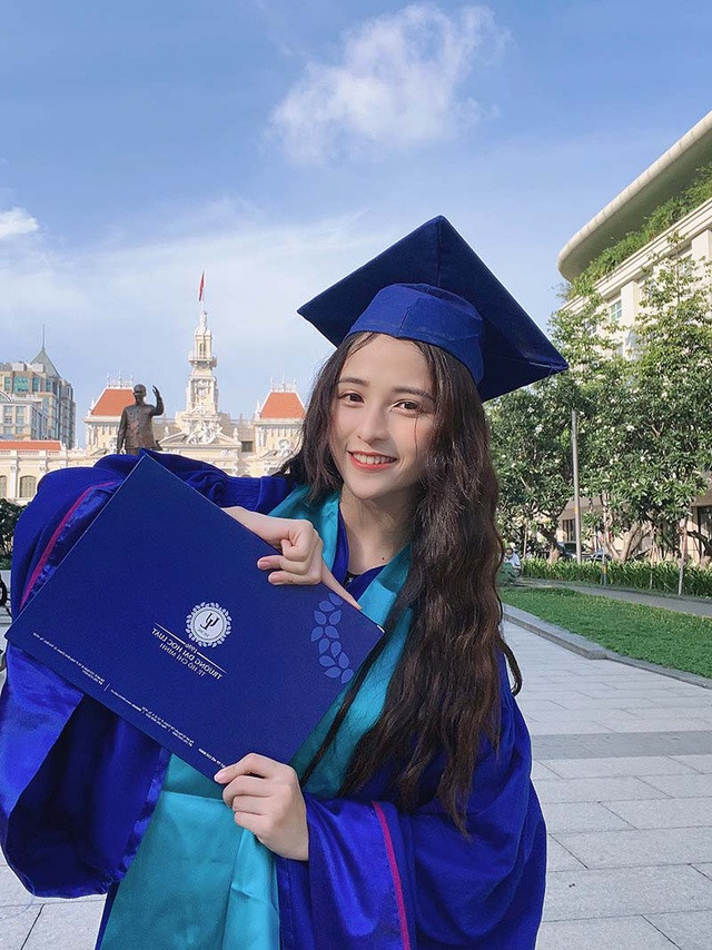 Bên cạnh thời gian học tập, cô nàng cũng rất chủ động tham gia các hoạt động ngoại khóa đồng thời cũng tranh thủ thời gian chụp ảnh, quay clip.