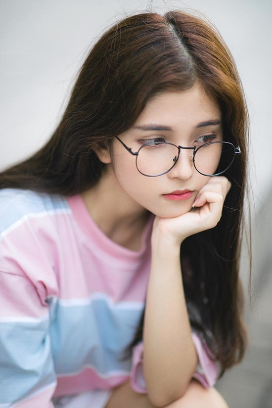 Phạm Thị Huỳnh Thư (sinh năm 1998, Cà Mau) được nhiều người biết và dành tình cảm yêu mến trên mạng xã hội. Nữ sinh này vừa xinh xắn lại có thành tích học tập tốt.