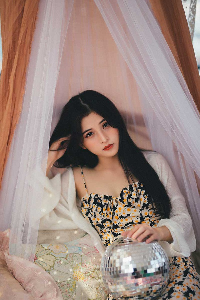 Ngoại hình của nàng hot girl còn được rất nhiều người so sánh với Nancy (thành viên nổi tiếng xinh đẹp của nhóm nhạc Momoland). Thậm chí, có người còn gọi cô là Nancy phiên bản Việt, hay bản sao của Nancy.