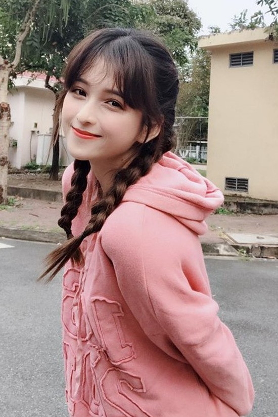 Mọi người thường nhận xét Huỳnh Thư là người hòa đồng, năng động, nhiệt tình với cả người quen hay chưa quen.