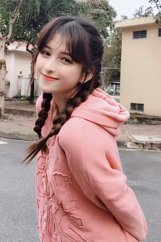 Mọi người thường nhận xét Huỳnh Thư là người hòa đồng, năng động, nhiệt tình với cả người quen hay chưa quen.