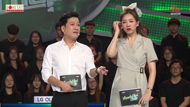 Tối qua, chương trình Nhanh như chớp đã lên sóng, với sự xuất hiện của nhiều khách mời nổi tiếng và được chia làm hai đội gồm: Pew Pew, ViruSs, Puka (đội A); Lynk Lee, Trương Quỳnh Anh, Khói (đội B).