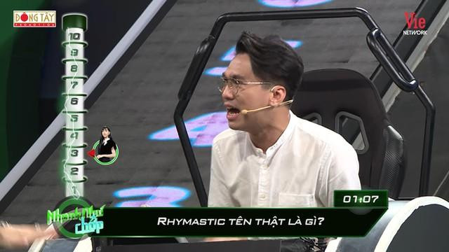 Như thường lệ, mở đầu chương trình là phần xuất hiện chào sân của hai MC Trường Giang và Hari Won. Tuần này, Hari Won ăn mặc khá điệu đà, còn thắt nơ trên tóc, khiến Trường Giang phải thắc mắc: ''Hôm nay Hari Won mặc cái đầm quá đẹp, nhưng cái nơ kia có ý nghĩa gì vậy?''.