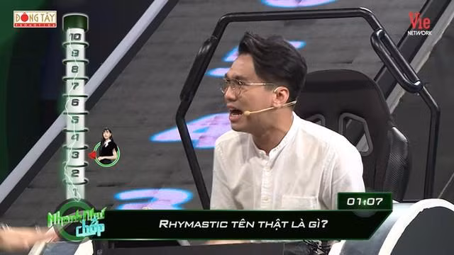 Như thường lệ, mở đầu chương trình là phần xuất hiện chào sân của hai MC Trường Giang và Hari Won. Tuần này, Hari Won ăn mặc khá điệu đà, còn thắt nơ trên tóc, khiến Trường Giang phải thắc mắc: ''Hôm nay Hari Won mặc cái đầm quá đẹp, nhưng cái nơ kia có ý nghĩa gì vậy?''.