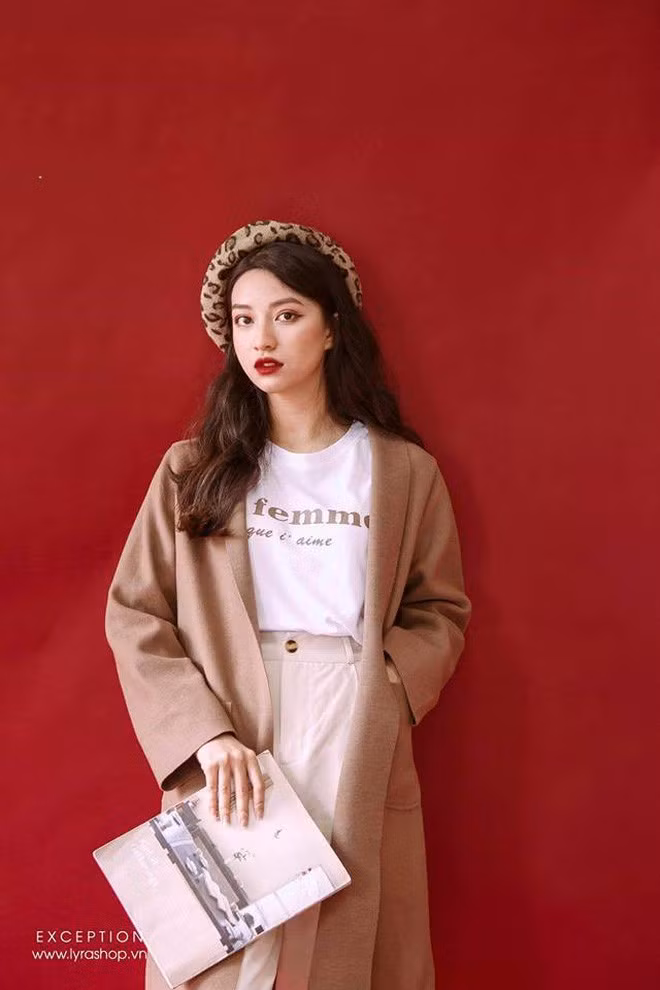 Nhờ lợi thế về ngoại hình, bên cạnh công việc thực tập, nữ sinh trường Luật cũng thường nhận được lời mời làm mẫu ảnh cho các nhãn hàng thời trang.