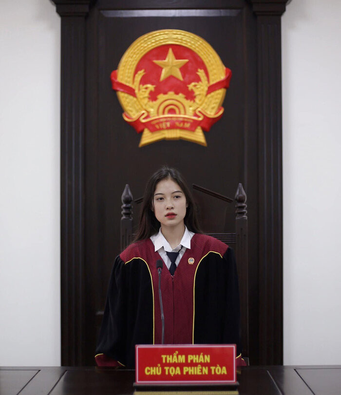 Đây là bức ảnh được Mỹ Nhi chụp lại khi đến nghe buổi diễn án của các sinh viên khác vào ngày 1/10. Chiếc áo thẩm phán là do cô mượn để chụp hình cho vui.