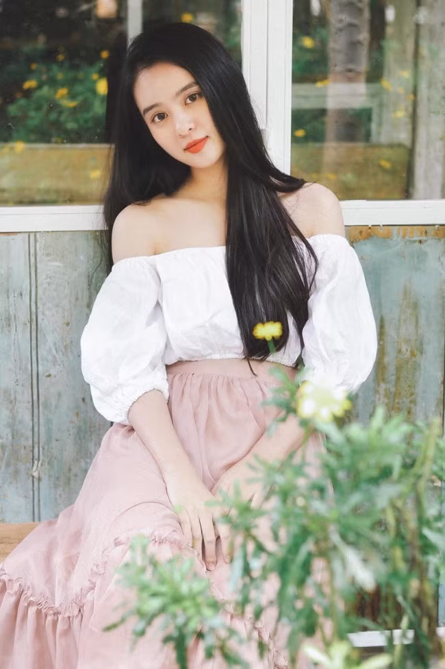 Cô nữ sinh 2000 vẫn được so sánh với Lưu Diệc Phi vì nét ngoại hình tương đồng.