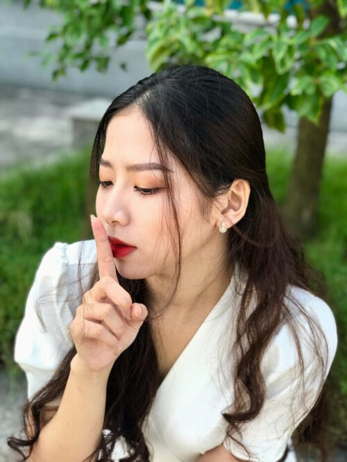 Nữ sinh đã “đốn tim” biết bao cư dân mạng, đặc biệt là nhiều chàng trai sau khi nhiều hình ảnh của cô bạn được chia sẻ trên nhiều diễn đàn trai xinh gái đẹp của sinh viên.