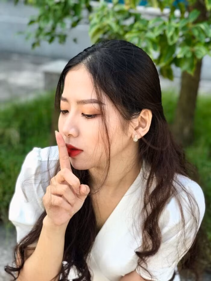 Nữ sinh đã “đốn tim” biết bao cư dân mạng, đặc biệt là nhiều chàng trai sau khi nhiều hình ảnh của cô bạn được chia sẻ trên nhiều diễn đàn trai xinh gái đẹp của sinh viên.