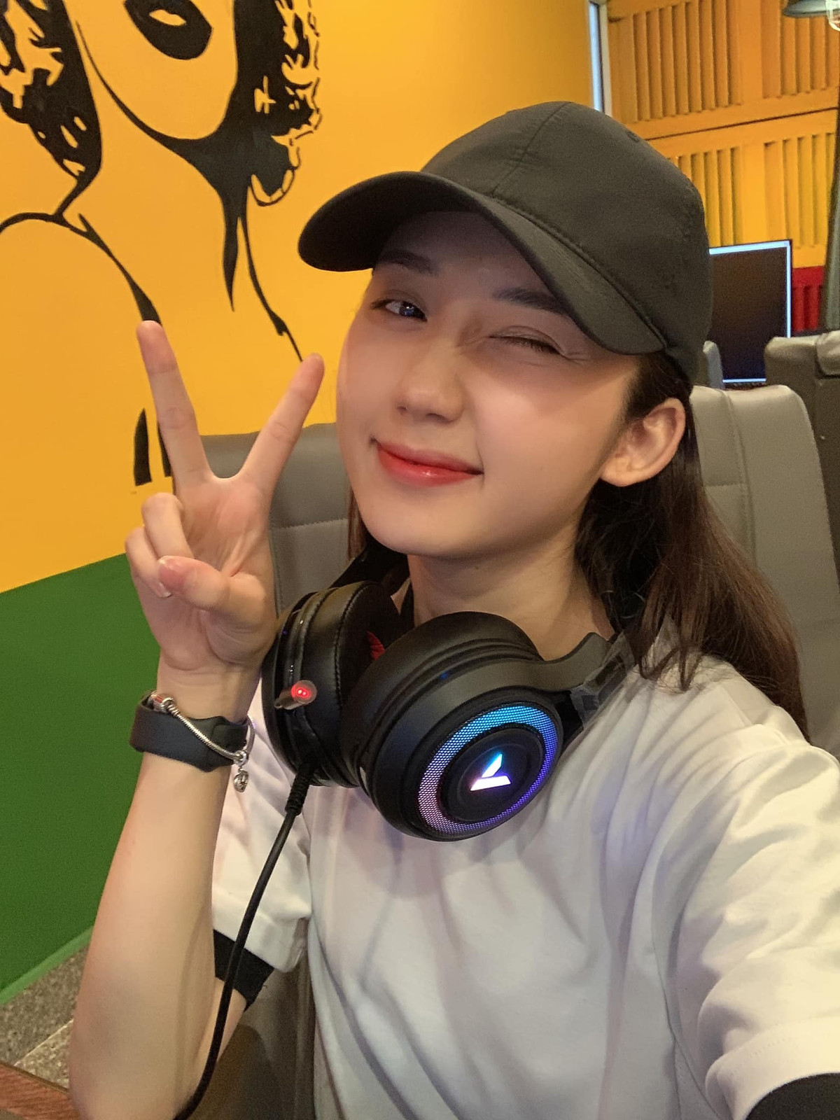 Cô nàng còn được đông đảo khán giả biết đến qua những clip cover nhạc với giọng hát trong trẻo, luyến láy chuyên nghiệp.