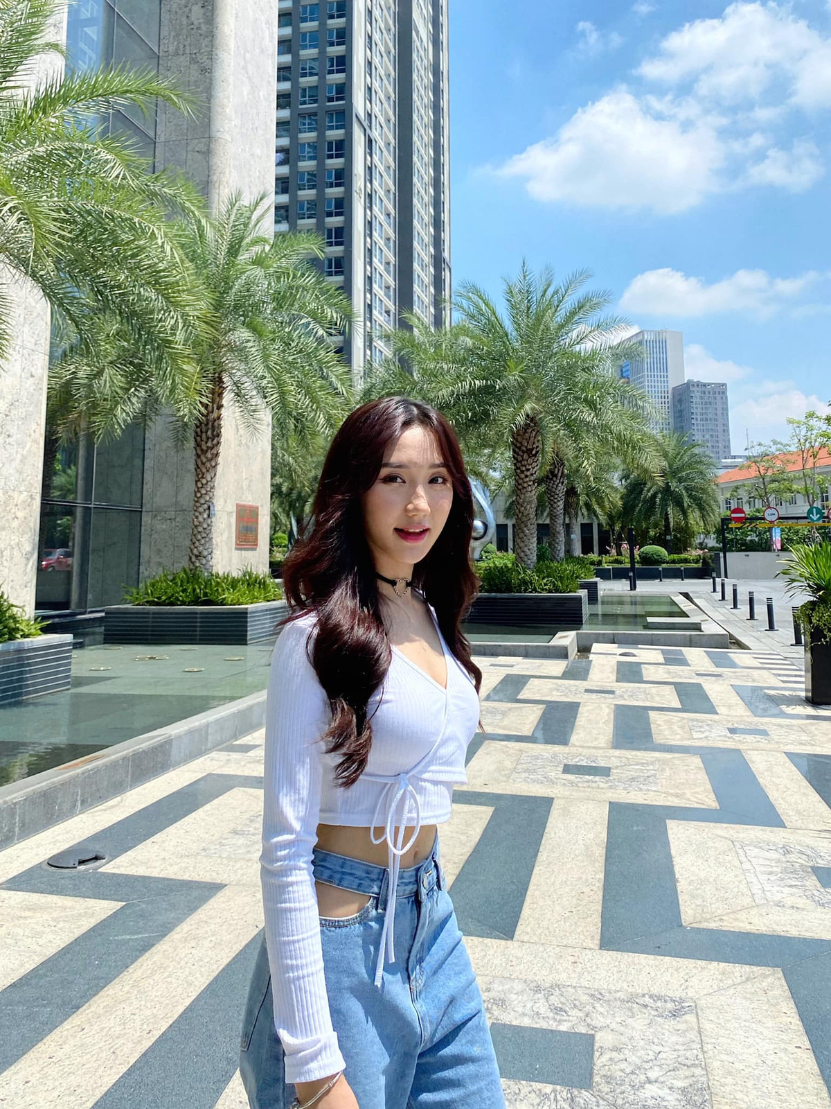 Hình ảnh đời của Mina Young ảnh hưởng ít nhiều phong cách của các cô gái Hàn Quốc. Dân mạng gọi cô bằng nhiều tên khác nhau: hot girl quân nhân, hot girl Hàn Quốc…