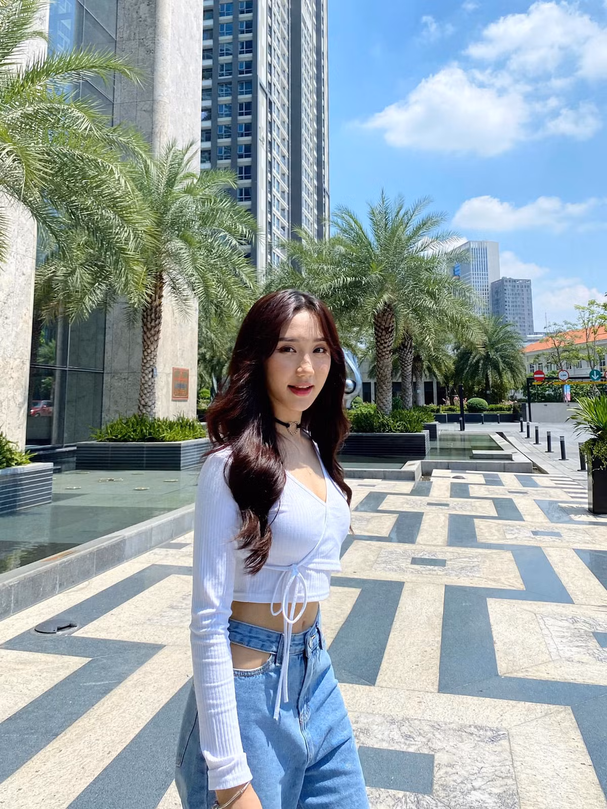 Hình ảnh đời của Mina Young ảnh hưởng ít nhiều phong cách của các cô gái Hàn Quốc. Dân mạng gọi cô bằng nhiều tên khác nhau: hot girl quân nhân, hot girl Hàn Quốc…