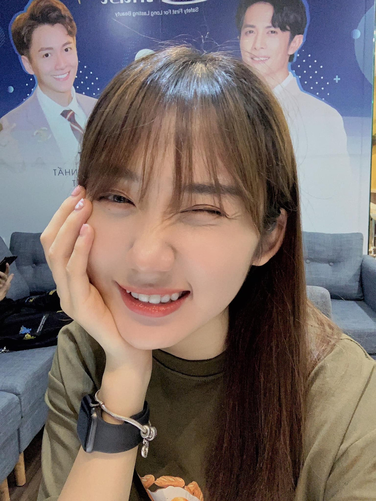 "Cô Mina" sở hữu phong cách hoàn toàn trái ngược với nhiều hot girl bấy giờ với gu thời trang nhẹ nhàng, đáng yêu.