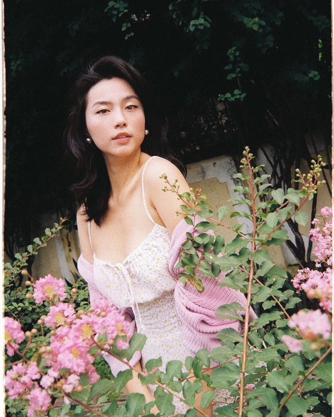 Những người phụ nữ trong gia đình hot girl đều toát lên khí chất của những mỹ nhân mà chẳng cần quá nhiều son phấn hay app chỉnh ảnh.