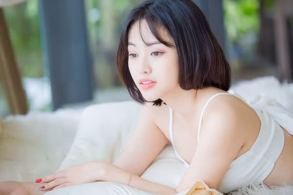 Sự xuất hiện, chen ngang của Thúy Vi làm cặp đôi đẹp trong showbiz phải "đường ai nấy đi" khiến dư luận bức xúc. Trong một bài phỏng vấn, hot girl từng thừa nhận đã phải trả giá cho hành động thiếu suy nghĩ của mình.