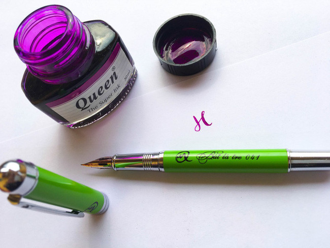 Về bút viết thì có thể chia làm 2 team: Một nhóm nữ tính thích màu mè hơn là chất lượng. Nhóm còn lại thì chuộng bút Trường Sơn tuy vẻ ngoài không hấp dẫn.