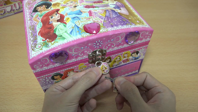 Dẫu hộp bé tí mà lưu trữ cả đống thứ, nào là hạc giấy, sao giấy, tiền mừng tuổi thậm chí là đồ trang sức.