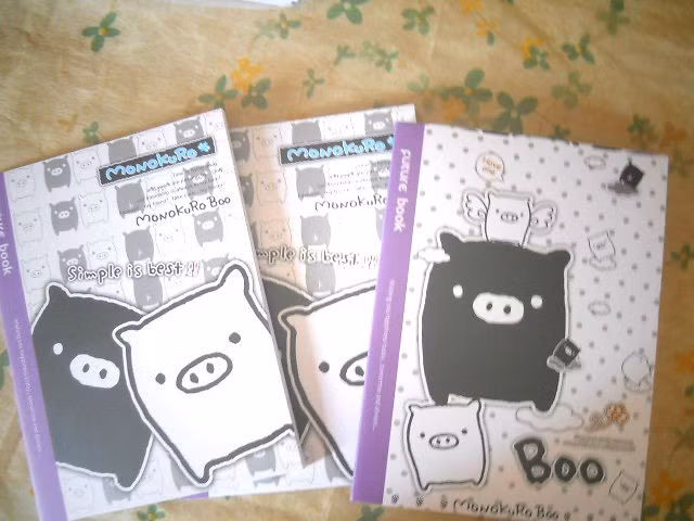 Những cuốn vở của teen girl 9X đều có hình MonokuroBoo, từ bìa sách, vở đến thước kẻ, kẹp tóc...