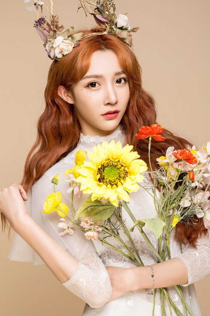 Xinh đẹp chẳng khác gì búp bê.