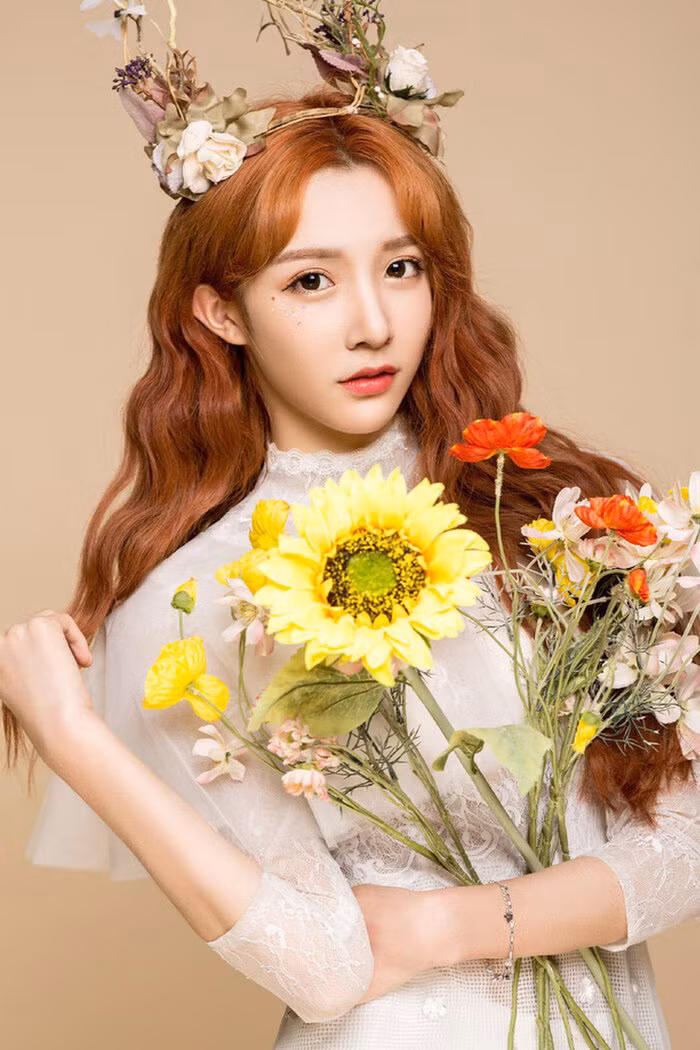 Xinh đẹp chẳng khác gì búp bê.