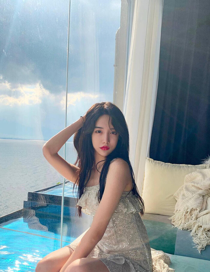 Trước khi chuyển giới, những màn giả gái ngoạn mục của Abbily khiến không ít cô gái phải ganh tị.