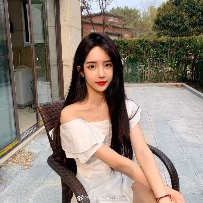 Abbily có ngoại hình nhỏ nhắn, dễ thương.