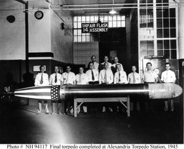 Đứng đầu bảng trong các loại vũ khí "ăn hại" chính là ngư lôi Mark 14 do Hải quân Mỹ sản xuất trong thời gian xảy ra chiến tranh thế giới thứ hai. Đây là loại ngư lôi có hệ thống chạm-nổ thuộc vào hàng hiện đại nhất khi nó ra đời, tuy nhiên, chính vì hệ thống chạm-nổ quá hiện đại nên nó đã đánh chìm chính con tàu đã phóng nó ra, tàu ngầm USS Tullibee. Nguồn ảnh: Encyclo.