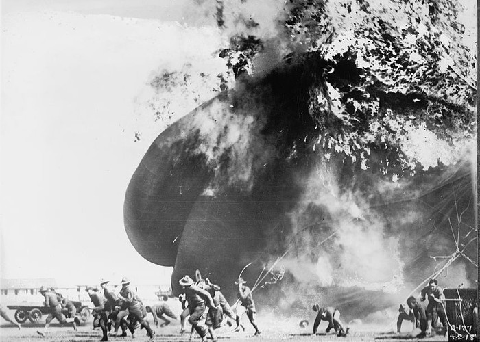 Khinh khí cầu là một loại phương tiện phổ biến thường được dùng cho các nhiệm vụ do thám cảnh giới trong chiến tranh thế giới thứ nhất và thứ hai, tuy nhiên loại phương tiện này lại là con dao hai lưỡi cho những binh lính sử dụng chúng vì chúng được bơm đầy khí Hidro cực kỳ dễ phát nổ. Nguồn ảnh: Zim.