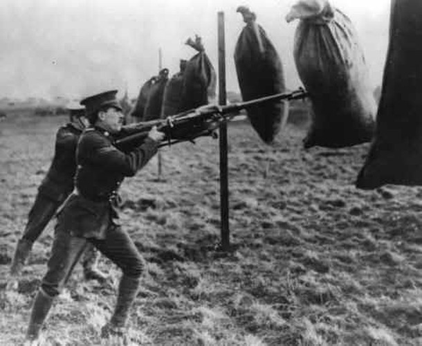 Vũ khí cuối cùng trong dánh sách những loại vũ khí "phản chủ" chính là khẩu súng trường Hoa Hồng (Rose Rifle). Vốn được thiết kế với vai trò của một khẩu súng săn, tuy nhiên không hiểu sao khẩu súng này lại được quân đội Canada chọn làm vũ khí chính cho lực lượng bộ binh của mình tham chiến trong chiến tranh thế giới thứ nhất. Nguồn ảnh: Siteb.