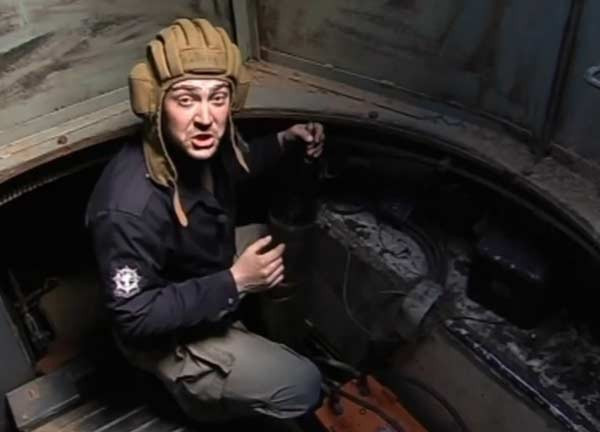 Sự bất hợp lí trong việc thiết kế một xe tăng nặng nề và việc trang bị loại pháo không phù hợp cho chống tăng đã làm việc sản xuất xe tăng KV-2 đã bị dừng lại chỉ vài tháng sau khi chiến tranh vệ quốc vĩ đại bùng nổ. Ảnh: Không gian bên trong KV-2.