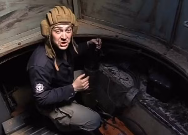 Sự bất hợp lí trong việc thiết kế một xe tăng nặng nề và việc trang bị loại pháo không phù hợp cho chống tăng đã làm việc sản xuất xe tăng KV-2 đã bị dừng lại chỉ vài tháng sau khi chiến tranh vệ quốc vĩ đại bùng nổ. Ảnh: Không gian bên trong KV-2.