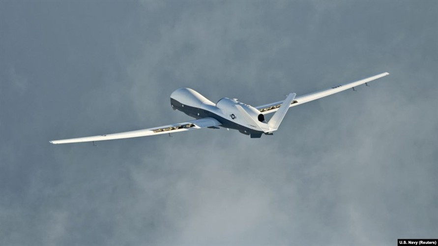 Theo tin từ Hải quân Mỹ, lực lượng này dự định đưa vào trang bị tổng cộng 68 MQ-4C Triton để sử dụng cùng với 117 máy bay tuần biển P-8A Poseidon. Dự kiến, bộ đôi này sẽ cho phép Hải quân Mỹ thay thế đội máy bay tuần biển lạc hậu gồm 225 chiếc P-3C Orion và nâng cao khả năng tác chiến biển xa lên gấp nhiều lần.