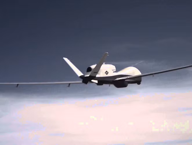 Máy bay MQ-4C Triton của Hải quân Mỹ bay qua biển Đông để hướng đến khu vực Tây Nam của đảo Đài Loan vào khoảng 12 giờ ngày 15/7.