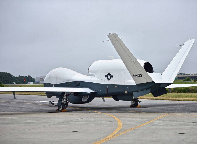 Ngoài MFAS, MQ-4C cũng được trang bị radar phòng thủ giúp nó cảm nhận và tránh vật thể, một thành phần rất quan trọng bảo đảm một UAV hoạt động trong không gian cùng với các máy bay có người lái.