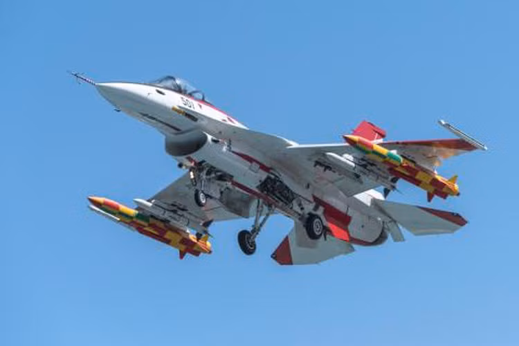 Đầu nổ của tên lửa vào khoảng 300kg, đủ sức để thổi tung những chiến hạm tầm trung, với chiến thuật tấn công cấp tập sẽ đủ sức vô hiệu hóa ngay cả tàu sân bay.