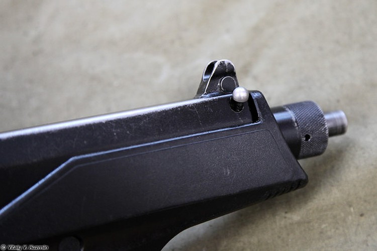 Súng có tốc độ bắn 900 viên/phút, sơ tốc 315 m/s.