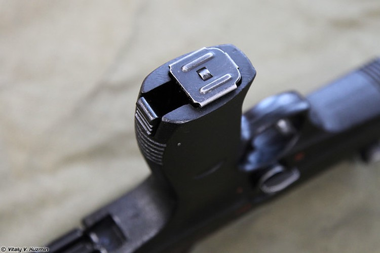 Hộp đạn rời có thể nạp được từ 20-30 viên, sử dụng đạn cỡ 9x18 mm Makarov.