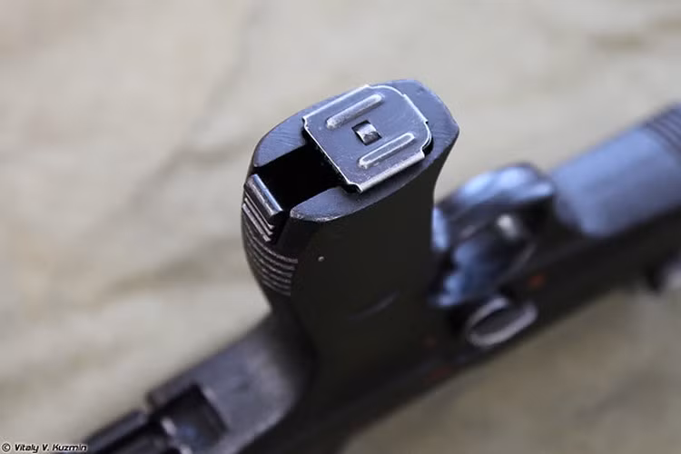 Hộp đạn rời có thể nạp được từ 20-30 viên, sử dụng đạn cỡ 9x18 mm Makarov.