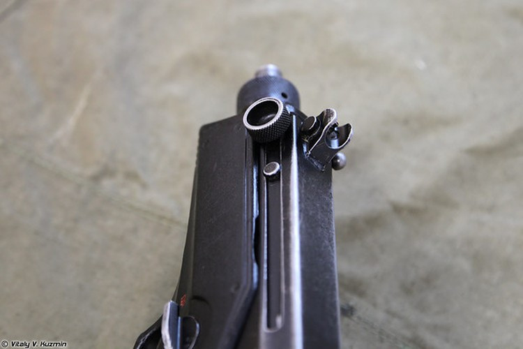 Súng tiểu liên bắn nhanh AEK-919K Kashtan sử dụng hệ thống ngắm đầu ruồi có khả năng bắn hiệu quả ở phạm vi 50-100 m.