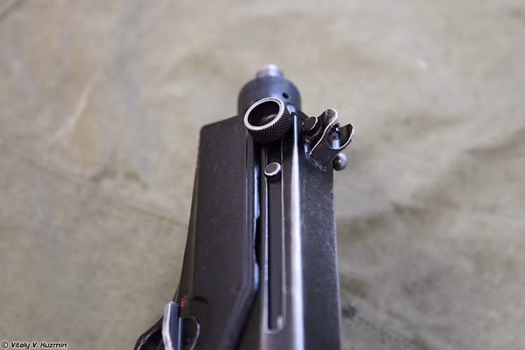 Súng tiểu liên bắn nhanh AEK-919K Kashtan sử dụng hệ thống ngắm đầu ruồi có khả năng bắn hiệu quả ở phạm vi 50-100 m.