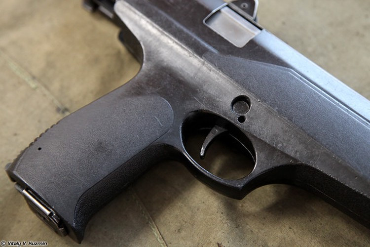 Phía trên lưng súng có khung để gắn thêm các thiết bị ngắm bắn bằng laser.