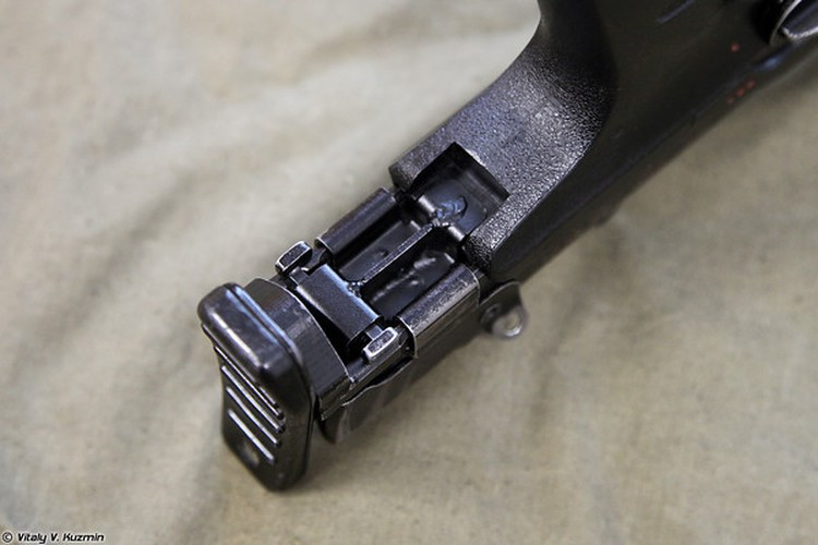 Có thể đút lại vào bên trong súng giúp cho việc mang theo rất tiện lợi.